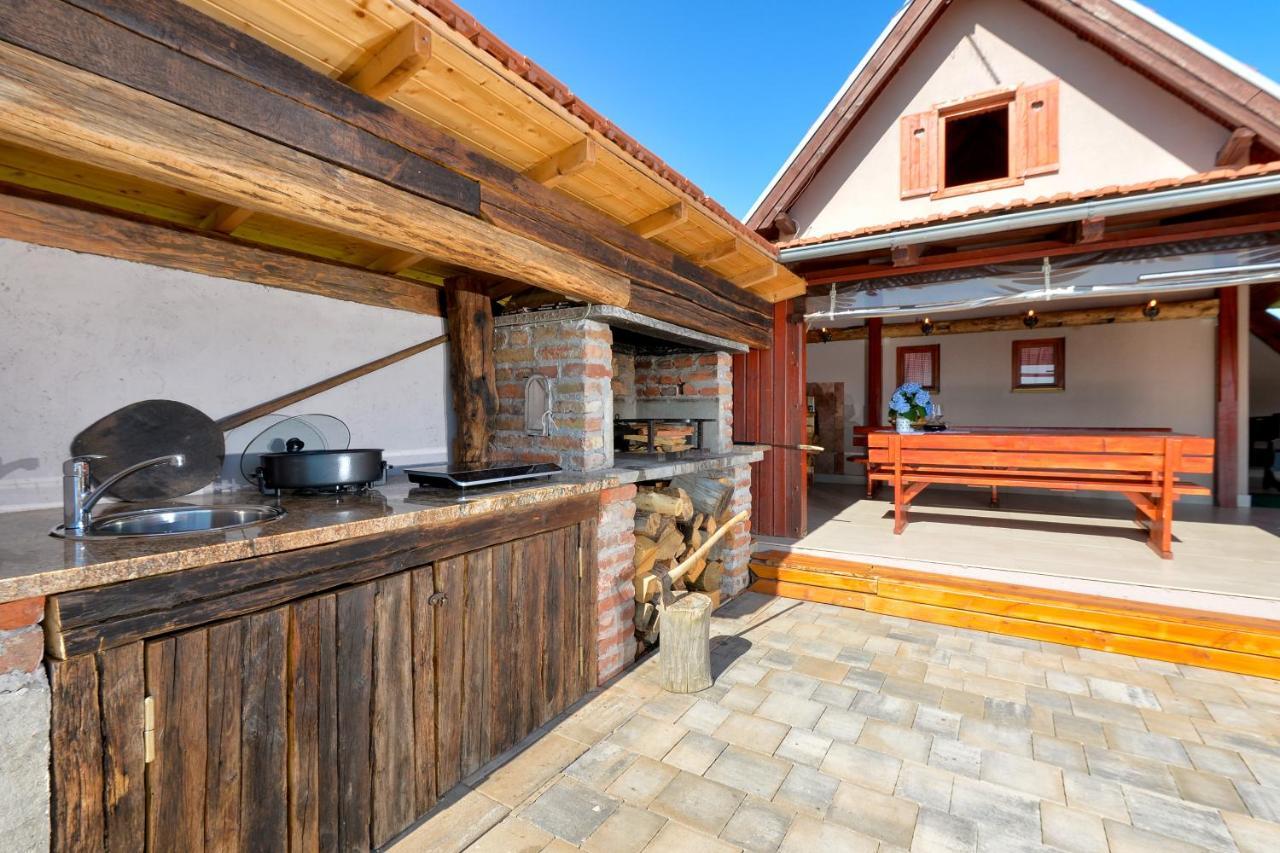 Holiday Home Dika スヴェティ・マルティン・ナ・ムリ エクステリア 写真